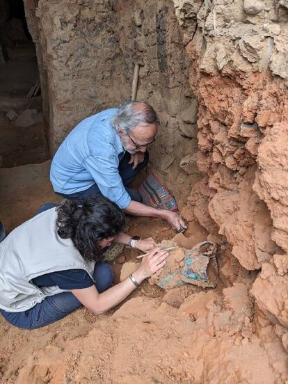 Los arqueólogos Esther Rodríguez y Sebastián Celestino desentierra un jarro de bronce.