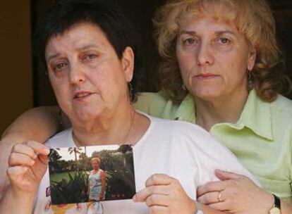 Teresa e Isabel Gómez Ramírez, con una foto de su madre.