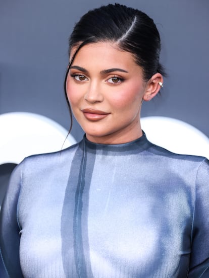 Otra de las hermanas del clan más famoso de la televisión también ha mostrado algún arrepentimiento en cuanto a retoques estéticos. En el caso de Kylie Jenner, fueron los labios: “La verdad es que me puse los labios demasiado grandes en cierto momento”, le dijo a su hermana Kim en una entrevista para ‘Allure’, “estaba muy emocionada y repetí varias veces. Y, después, todas vosotras me dijisteis: ‘Kylie, te tienes que relajar’. Así que volví y me los desinflé. Fue un proceso bastante loco”.