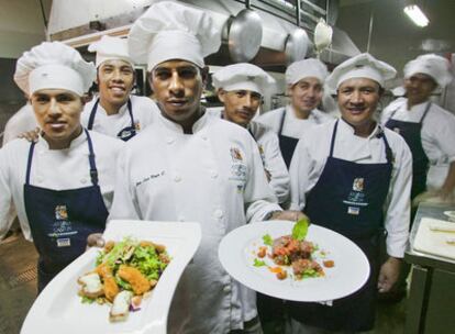 El equipo de cocina de Astrid y Gastón, en el barrio de Miraflores, en Lima. El restaurante peruano tiene una sucursal en Madrid (paseo de la Castellana, 13).