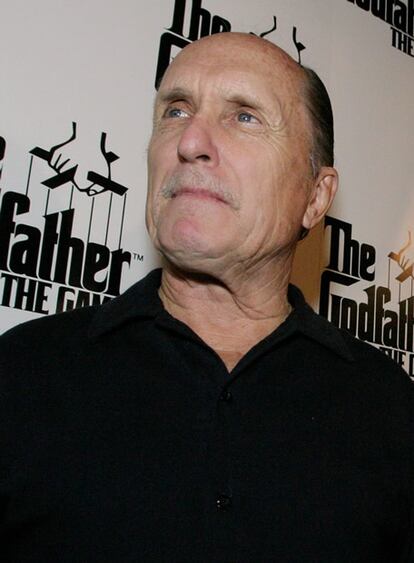 Robert Duvall acaba de vender el hotel que tenía en la pampa argentina, La casa de los jazmines, al empresario francés Raoul Fenestraz. Duvall quien había hospedado allí a varias estrellas de Hollywood, como Brad Pitt y Ricard Gere. Construido a las afueras de Salta, en el norte de Argentina, el hotel cuenta con siete lujosas habitaciones en suite y un spa y fue galardonado en 2006 como "una de las 50 casas más románticas del mudo" por la revista estadounidense Travel+Leisure. Ha sido además escenario de la historia de amor de Duvall con la salteña Luciana Pedraza, con quien el actor se casó en 2004.