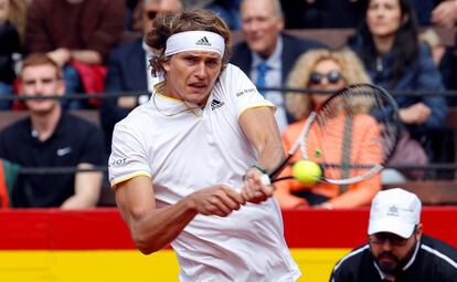 Alexander Zverev, recibe la bola del español, David Ferrer.