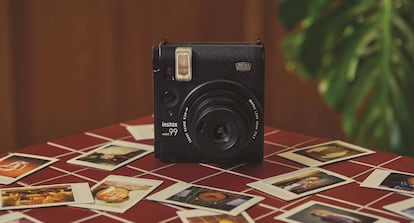 Fujifilm INSTAX Mini 99 mesa