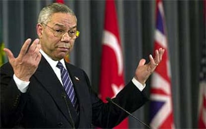 Colin Powell, durante la conferencia de prensa en la sede de la OTAN en Bruselas.