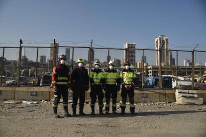 El Equipo del contingente español Método Arcón en el epicentro de la explosión en el puerto de Beirut (desde la izquierda): Jair Pereira, Jaime Parejo, David Cabrera, Javier Luque y Pedro Luque.