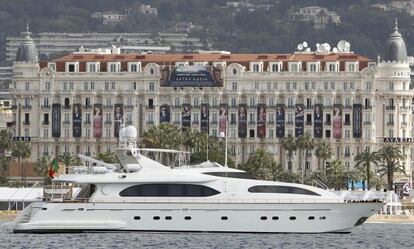 Uno de los muchos yates privados de dimensiones colosales que estos d&iacute;as fondean en la bah&iacute;a de Cannes, frente al hotel Carlton, paradigma del lujo.