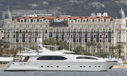 Uno de los muchos yates privados de dimensiones colosales que estos días fondean en la bahía de Cannes, frente al hotel Carlton, paradigma del lujo.