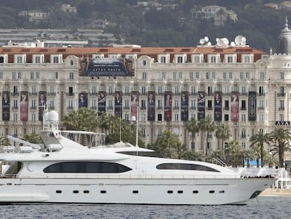 Uno de los muchos yates privados de dimensiones colosales que estos d&iacute;as fondean en la bah&iacute;a de Cannes, frente al hotel Carlton, paradigma del lujo.