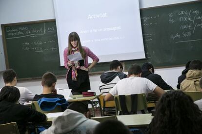 Uno de los talleres sobre educaci&oacute;n financiera realizados en el instituto Bellvitge de L&rsquo;Hospitalet de Llobregat. / Massimiliano Minocri