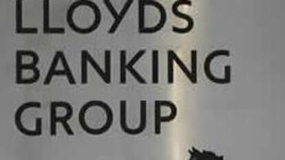 Un hombre pasa por delante de la sede de Lloyds en Londres