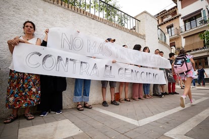 Padres de alumnos del Colegio Jose Hurtado de Granada pancartas contra la guerra de Israel en Gaza