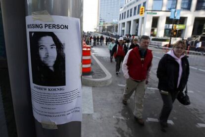 Un cartel puesto en una calle de Vancouver muestra la foto de Andrew Koenig, que ha sido hallado muerto, en una imagen del 22 de febrero de 2010