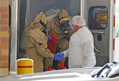 El paciente sospechoso de haber contraído ébola llega al Hospital Presbiteriano de Dallas desde el centro médico Frisco.