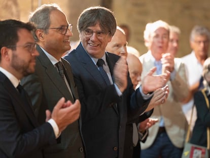 Carles Puigdemont y Pere Aragonès (en primer término), separados por Quim Torra, en un acto el 21 de agosto en Prades, Francia.