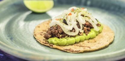 El primer restaurante mexicano en conseguir una estrella Michelin en Europa, Punto MX, es el cielo en la tierra para los aficionados a la cocina del país americano. En la planta de arriba, Mezcal Lab, se pueden tomar tacos legendarios como el de costilla o el de pargo zarandeado. Sabrosísimos. A partir de 18 euros/2 unidades. </p> <a href="http://www.puntomx.es"_blank">Punto MX</a>. General Pardiñas, 40.