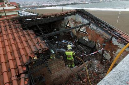 Estado en el que ha quedado el tejado del restaurante Tamarises tras el incendio.