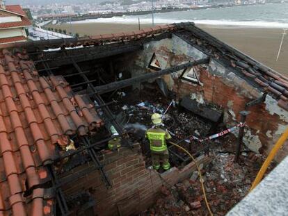 Estado en el que ha quedado el tejado del restaurante Tamarises tras el incendio.