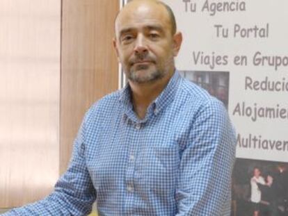 Francisco Huertas, emprendedor, en su negocio de viajes.