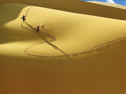Dos aguadoras por el desierto