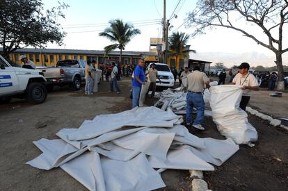 Bolsas para cadáveres, a las puertas de la cárcel de Comayagua.