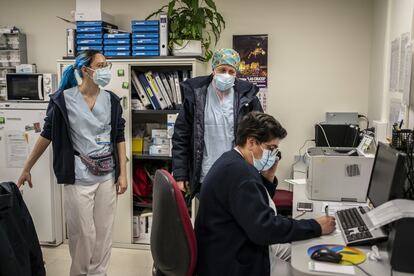 Las enfermeras, antes de salir del hospital, avisan a los pacientes de que van a visitarles y les adelantan el tratamiento que van a recibir.