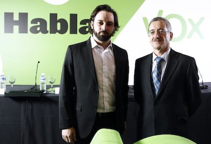 José Antonio Ortega Lara, a la derecha, y Santiago Abascal.