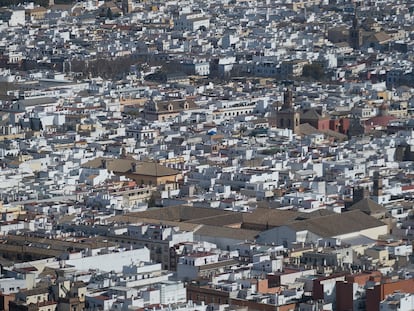 Vista general de viviendas en Sevilla desde el edificio Torresevilla, el pasado mes de febrero.