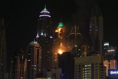 Un gran incendio ha afectado en Dubái a uno de los edificios residenciales más altos del mundo en la madrugada de este viernes. Las autoridades, que no han informado de que haya víctimas, han evacuado la torre, que por segunda vez en pocos años ha sido devorado por las llamas.