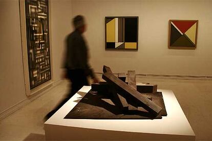 A la izquierda, un cuadro de Reinhardt <i>dialoga</i> con una escultura y dos pinturas de Gerardo Rueda en la exposición del IVAM.