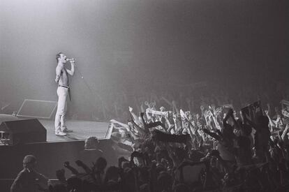 El rey Mercury sometiendo a la aundiencia en un concierto de 1982 en Holanda.