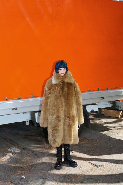 Sita es devorada por un abrigo de pelo de Loewe. El pantalón de PVC es de Marcelo Burlon County of Milan y las botas, de DKNY.