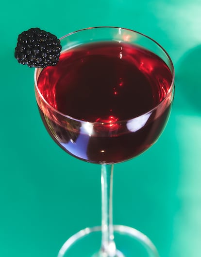 'Mocktail' de ciruela, mora y té hojicha.