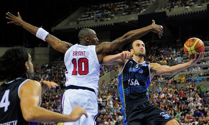 Seis fallos consecutivos de Estados Unidos despertaron a Argentina. Los NBA Scola y, sobre todo, Manu Ginobili, pusieron en apuros a los norteamericanos. En la imagen, Bryant intenta entorpecer la entrada a canasta del jugador de los Spurs.