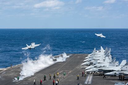 Dos aeronaves despegan desde el portaaviones estadounidense USS Harry S. Truman, el pasado abril en el océano Atlántico.