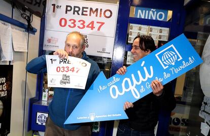 Alegría en la administración de lotería de Granada tras vender el Gordo de Navidad.