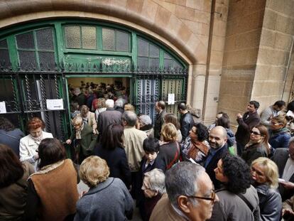 Desenes de persones s'amunteguen per votar en un col·legi electoral del centre de Barcelona durant els comicis catalans del novembre del 2012.
