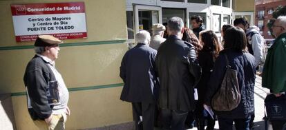 Varios trabajadores, a las puertas del centro de día Puente de Toledo.