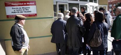 Varios trabajadores, a las puertas del centro de d&iacute;a Puente de Toledo.