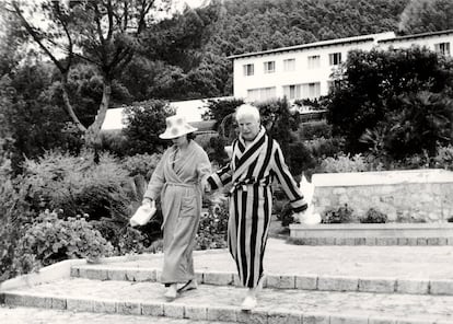 Charles Chaplin y su esposa, Oona O’Neill, bajan a la playa por las escaleras de piedra en el verano de 1959. Las escaleras se conservan en su estado original.