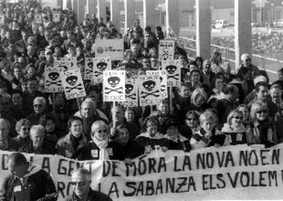 Los participantes en la manifestación del día 4 contra la central de Enron cruzando el Ebro en Móra.