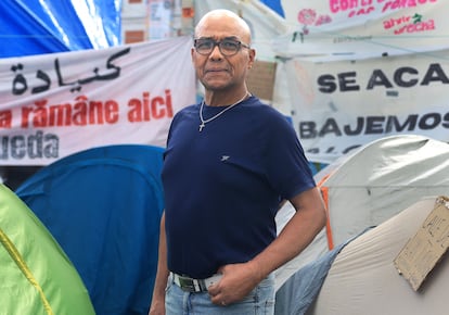 Adolfo Zegarra posa en la acampada de la puerta del Sol, al lado de la carpa de la PAH de Vallecas a la que pertenece, el uno de octubre.Jaime Villanueva