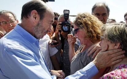 Pérez Rubalcaba consuela a una vecina durante su visita a la zona afectada por los incendios.