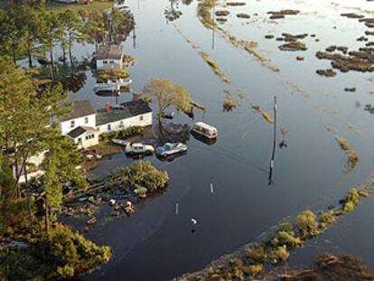 Vista aérea de las inundaciones en los alrededores de White Marsh (Virginia) tras el paso del huracán Isabel.