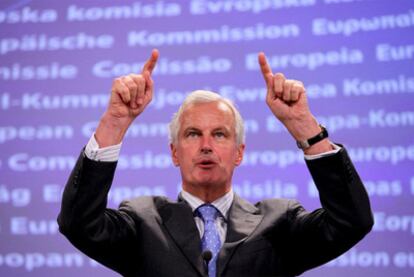 El comisario Barnier presenta en Bruselas el nuevo reglamento sobre derivados.