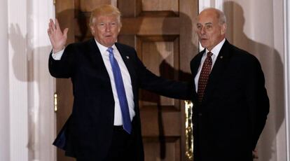 El general John Kelly (dcha.) posa junto a Donald Trump el pasado 20 de noviembre.