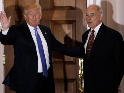 El general John Kelly (dcha.) posa junto a Donald Trump el pasado 20 de noviembre.