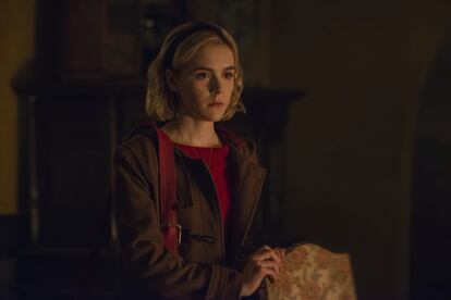 Sabrina Spellman es en origen otro personaje de cómic que surge de las historietas de Archie. Ya tuvo una adaptación televisiva en forma de 'sitcom' en los años noventa, 'Sabrina, cosas de brujas', que se recuerda mucho en España por el doblaje loco con referencias a Chiquito de la Calzada, por ejemplo. Netflix está a punto de estrenar (26 de octubre) otra versión de Sabrina muy diferente. La protagonista es Kiernan Shipka, la niña de 'Mad Men', que interpreta a esta medio humana medio bruja que se enfrenta al momento en el que tendrá que dejar a sus compañeros de instituto y su vida como una chica normal para pasar a convertirse en la bruja que es. Aunque pertenece al mismo universo que 'Riverdale' y tiene detrás al mismo hombre, Roberto Aguirre-Sacasa (director creativo de Archie Cómics), tiene un enfoque diferente, más esotérico y más oscuro. Y también está el gato Salem, pero aquí no habla.