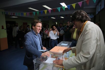 El candidato del PP al Ayuntamiento de Madrid, José Luis Rodríguez Almeida, vota el 26M