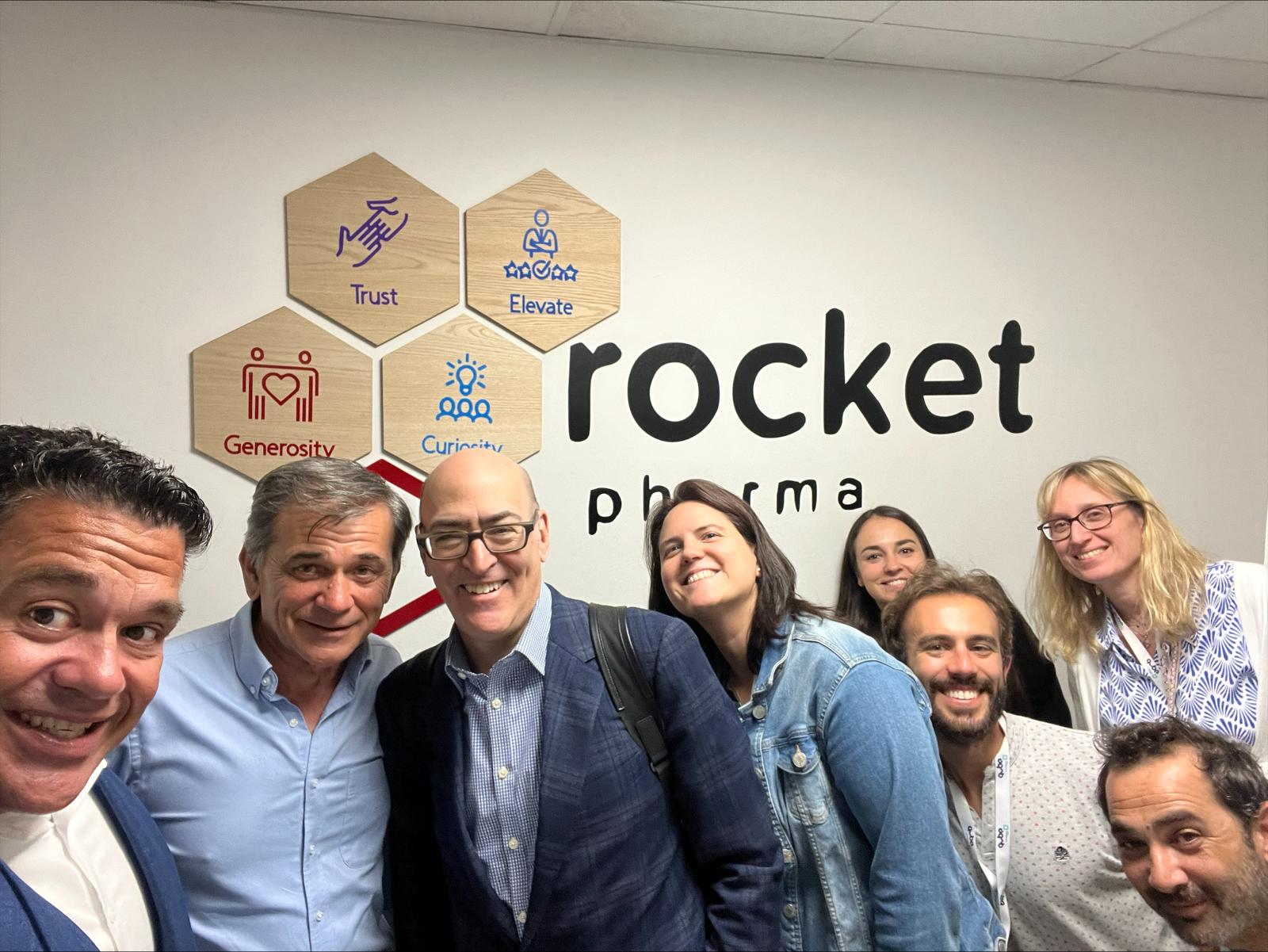 Juan Antonio Bueren (segundo por la izquierda) y Elena Almarza (primera por la derecha), durante una visita a las instalaciones de Rocket Pharma en Madrid.