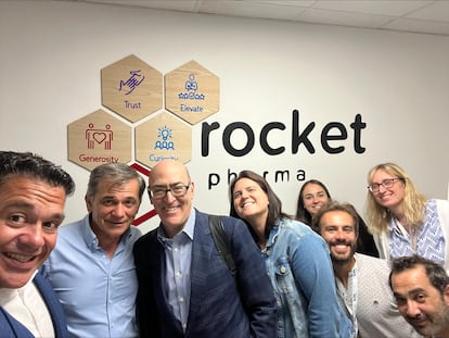 Juan Antonio Bueren (segundo por la izquierda) y Elena Almarza (primera por la derecha), durante una visita a las instalaciones de Rocket Pharma en Madrid.